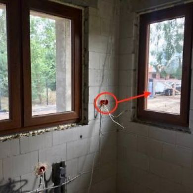 Wygoda obsługi bram w inteligentnym domu. Oto jeden z pomysłów, jak w prosty sposób ułatwić sobie obsługę wejścia na posesję.